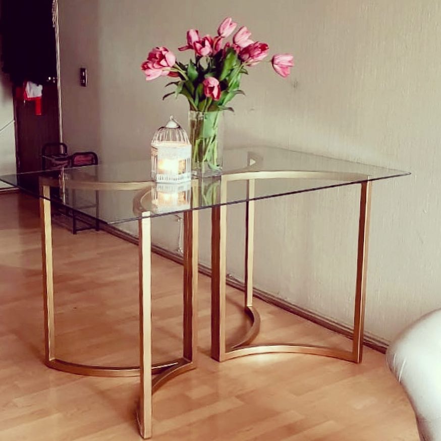 Mesa con patas metálicas y cubierta de cristal