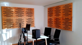 Sala con paneles difusores acústicos de madera con lana mineral